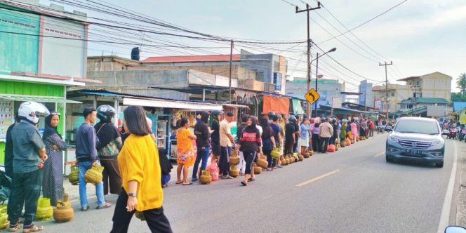 
					Suasana antrean di sebuah pangkalan gas di Kabupaten Karimun untuk mendapatkan satu tabung gas elpiji 3 kg. Foto: Ilham/HarianHaluanKepri