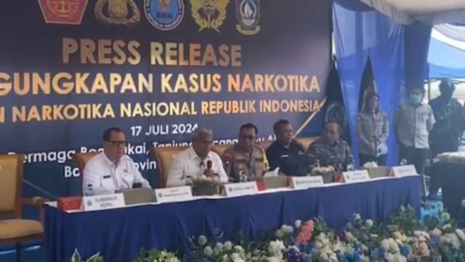 
					Press release pengungkapan kasus narkotika dengan BNN Kepri dan Polda Kepri di Dermaga Bea Cukai Tanjung Uncang, Batam pada Rabu (17/7/2024). Foto: Lian/HarianHaluanKepri