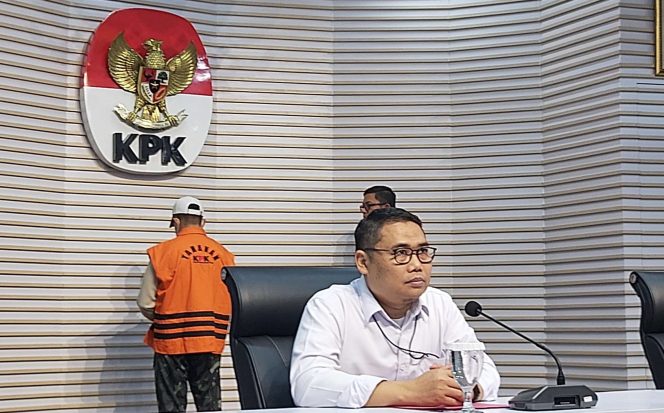 
					Direktur penyidikan KPK Asep Guntur Rahayu saat melakukan tanya jawab dengan awak media. (Foto: RRI/Chairul Umam).