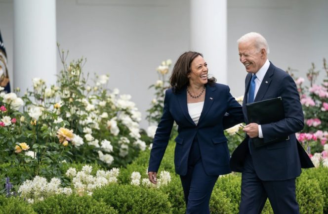 
					Wakil presiden Kamala Harris menyatakan komitmennya sebagai pengganti Joe Biden setelah mundur dari Pilpres AS 2024. Foto: ALASKA PUBLIC MEDIA