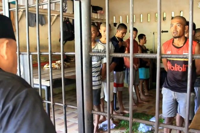 
					Tangkapan layar sebuah video yang menunjukkan Terbit Rencana saat meninjau pasien rehabilitasi di kerangkeng yang berada di lahan rumah pribadinya. Foto: INFO LANGKAT