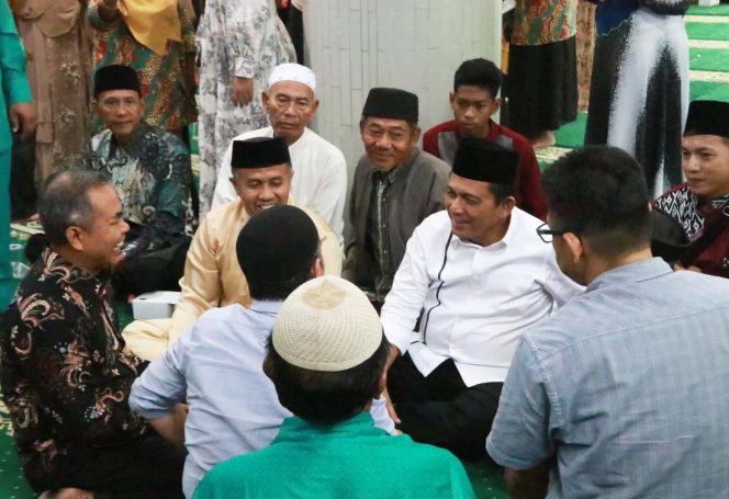 
					Silaturahmi Gubernur Ansar bersama warga Kampung Tua Tanjung Sengkuang, Batam.