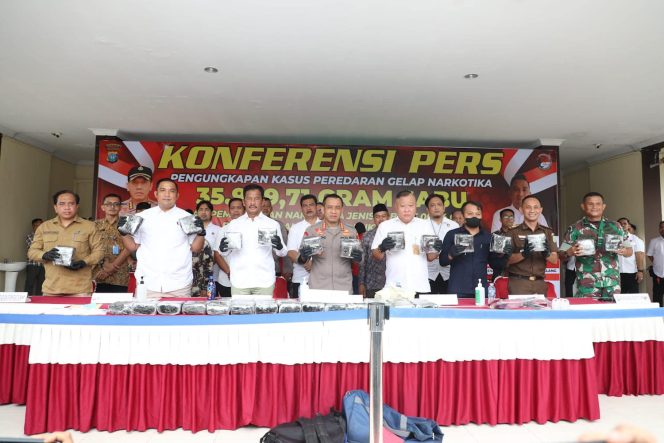 
					Konferensi pers pengungkapan kasus peredaran gelap narkotika di Lobi Polresta Barelang, Selasa (2/7/2024).