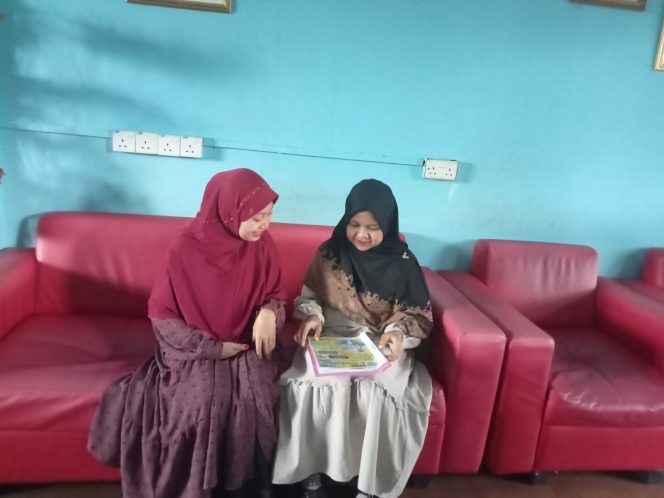 
					Para panitia penerimaan PPDB di SMK Al Azhar Batam pada Selasa (9/7/2024). Foto: Atika/HarianHaluanKepri