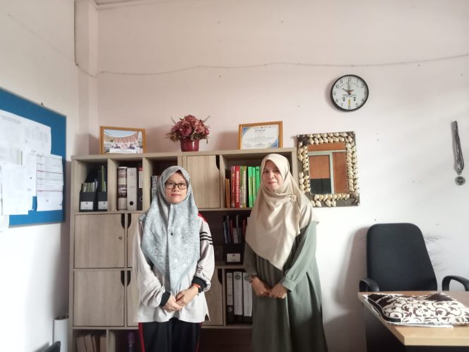 
					Kepala Sekolah SMA Al Azhar, Imel (kanan) dan Marsya (kiri), salah satu panitia PPDB di SMA Al Azhar. Foto: Atika/HarianHaluanKepri