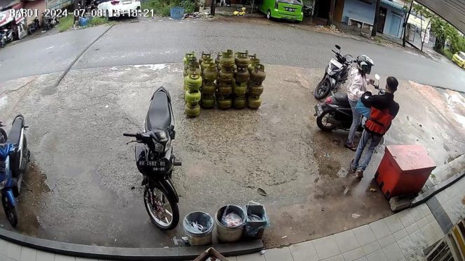 
					Sepasang kekasih terekam CCTV mencuri 9 slof rokok di toko kelontong, Bengkong, Batam. Foto: Ist