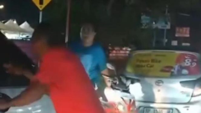 
					Tangkapan layar dua pria handang mobil yang dikemudikan bule membawa anak di bawah umur. Foto: Ist