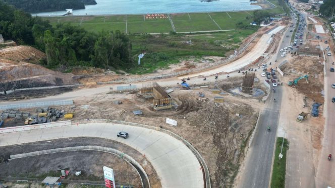 
					BP Batam progres pengerjaan proyek pembangunan Jembatan Layang (Fly Over) Sei Ladi telah mencapai 45, 44 persen.