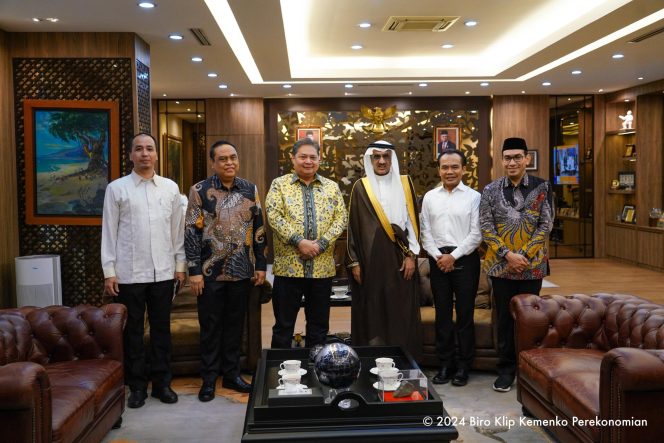 
					Menko Perekonomian Airlangga Hartarto dan Duta Besar Arab Saudi untuk Republik Indonesia Faisal bin Abdullah Al-Amudi bertemu pada Senin (29/7) di Kantor Kemenko Perekonomian. Foto: KEMENKO PEREKONOMIAN RI