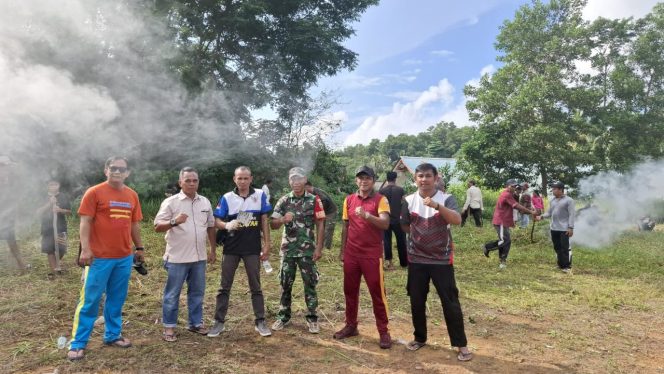 
					Personel Polsek Daik Lingga melaksanakan kegiatan gotong royong bersama masyarakat sekitar yang dilaksanakan di Lapangan Sepak Bola Desa Penuba Kec. Selayar, Kabupaten Lingga. Minggu (7/7/2024).