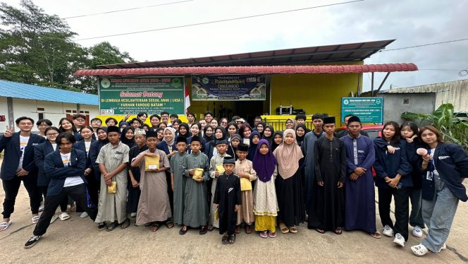 
					Kunjungan Kelompok Tambelan Island Universitas Internasional Batam ke Panti Asuhan Farhan Farouq Kota Batam pada Minggu (28/4/2024). 