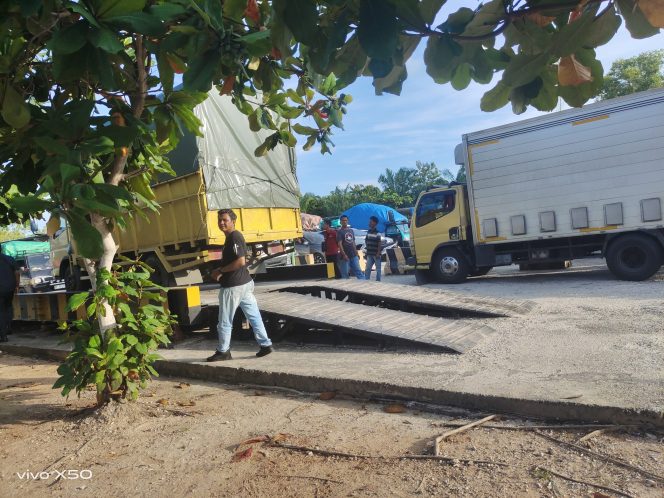 
					Seluruh supir atau pengendara kendaraan roda empat dan roda enam resah akibat ulah oknum pegawai dinas perhubungan (Dishub) CS, di pelabuhan Sei Pakning Bengkalis, Riau.