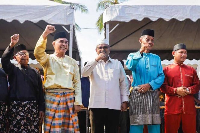 
					Masyarakat Kecamatan Buru yang terdiri atas dua kelurahan dan dua desa mendeklarasikan dukungan kepada Aunur Rafiq sebagai wakil gubernur di Pantai Wisata Tanjung Ambat, Jumat (28/06/2024).
