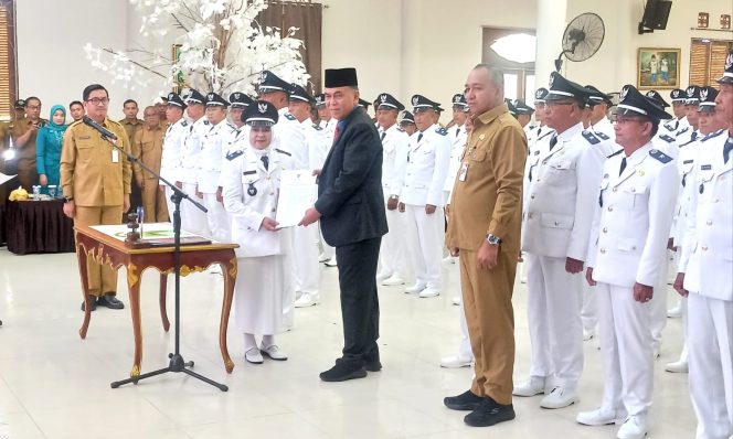 
					Bupati Natuna, Wan Siswandi kukuhkan penambahan masa jabatan 69 Kades.