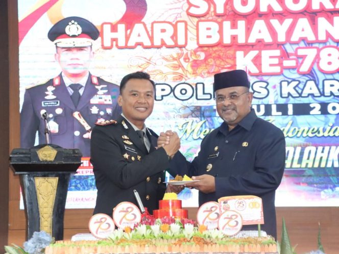 
					Polres Karimun melaksanakan upacara dan syukuran Hari Bhayangkara Ke-78 di halaman kantor Bupati Karimun, Senin (1/7/2024)