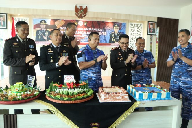 
					Pemberiaan Kue Ulang Tahun diberikan langsung oleh  Dandim 0315 Tanjungpinang Kolonel Inf. Ganta Eka Chandra, Danlaud RHF yang diwakili oleh Letkol Kal Suhartanto ke Kapolres Bintan AKBP Riky Iswoyo, Senin (1/7/2024).