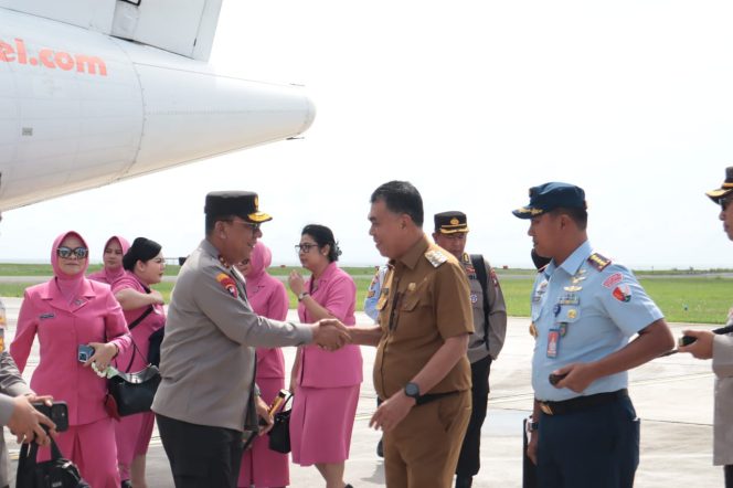 
					Kapolda Kepri disambut Bupati Natuna dan jajaran Forkopimda di Bandara Natuna.