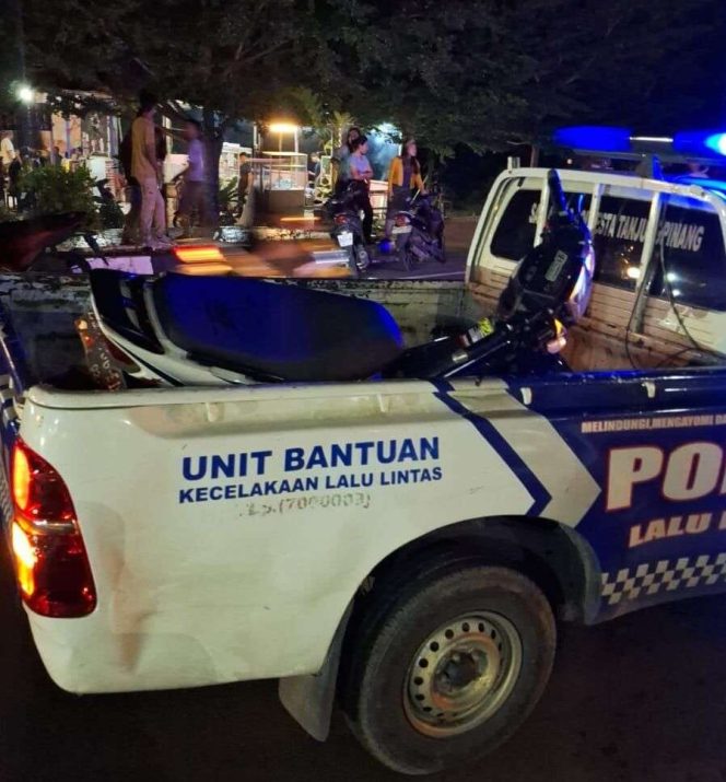 
					Petugas Unit Lakalantas Polresta Tanjungpinang saat mengecek 
Lokasi lakalantas dua pejalan kaki ditabrak pengendara motor di jalan Bandara RHF Tanjungpinang pada Senin (1/7/2024). 