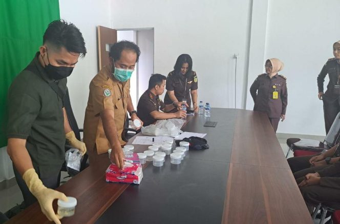 
					27 orang Jaksa yang bertugas di Cabang Kejaksaan Negeri (Cabjari) Natuna di Tarempa lakukan pemeriksaan urine, Rabu (3/7/2024).