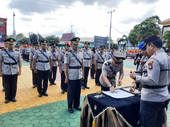 
					Kapolresta Tanjungpinang Kombes Pol Heribertus Ompusunggu saat memimpin Sertijab 4 Kapolsek dan Kasat jajarannya di halaman Mapolresta Tanjungpinang, Rabu (3/7/2024).