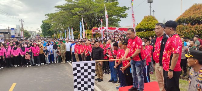 
					Kapolda Kepri melepas peserta jalan kaki di Jalan Soekarno - Hatta Ranai.