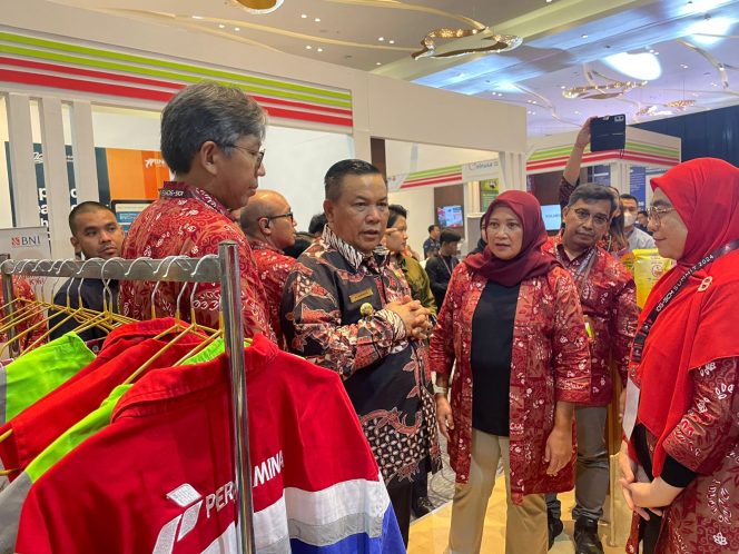 
					Wakil Kepala SKK Migas, Shinta Damayanti besama Pejabat Gubernur Riau, SF Hariyanto saat menghadiri Pre IOG SCM & NCB Summit 2024 di Batam, Kamis (4/7/2024).