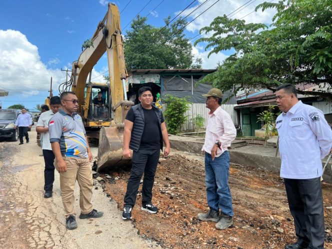 
					Bupati Bintan, Roby Kurniawan meninjau proyek pembangunan jalan di Sungai Kecil, Desa Sebong Lagoi, kemarin.