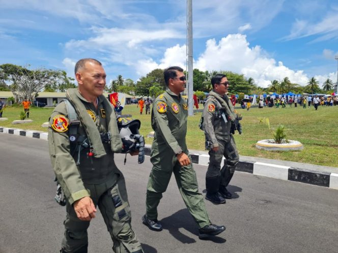 
					Dari kiri ke kenan Wabup Rodial, Danlanud RSA Natuna dan Sekda Kabupaten Natuna.