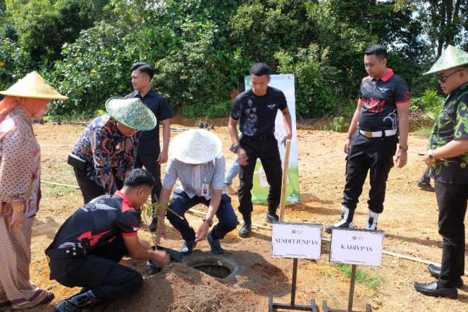 
					Sesditjenpas Kemenkumham Republik Indonesia, Supriyanto, saat melakukan kunjungan kerja ke Sarana Asimilasi dan Edukasi (SAE) Rutan Kelas I Tanjungpinang di Pulau Dompak, Jumat (5/7/2024).