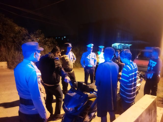 
					Personel gabungan Polres Bintan saat melakukan operasi balap liar dan mengamankan 4 unit sepeda motor dan 8 orang yang sedang melakukan balap liar di jalan Raya Busung kecamatan Seri Kuala Lobam, Sabtu malam (6/7/2024).