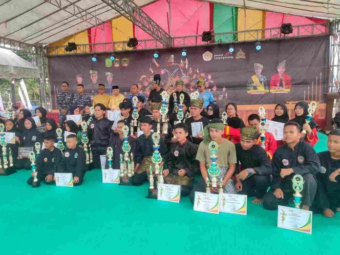 
					Pemenang festival silat serumpun.