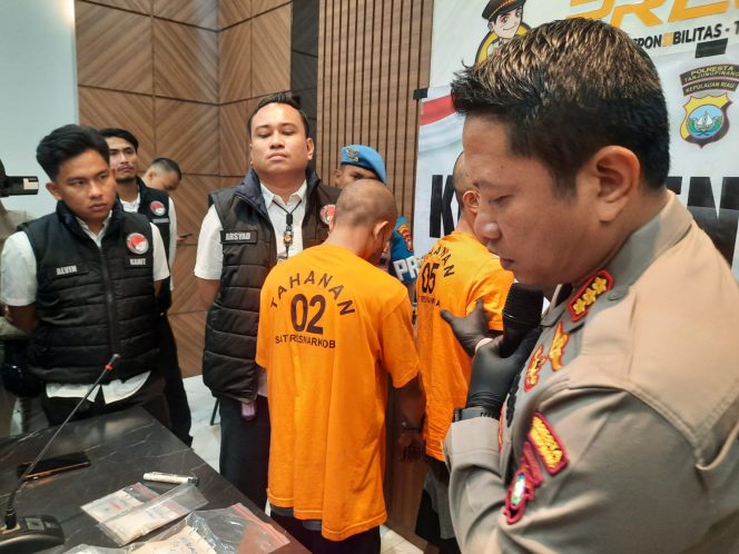 
					Kapolresta Tajungpinang Kombes Pol Heribertus Ompusungu saat konfrensi pers pengungkapan kasus narkoba jaringan Napi Lapas Narkotika Tanjungpinang, Senin (8/7/2024).