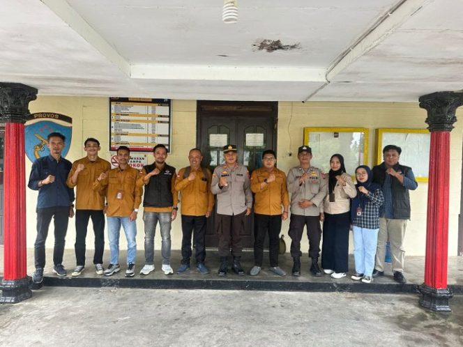 
					Panitia Pemilihan Kecamatan (PPK) yakni Kecamatan Singkep Pesisir dan Singkep mengunjungi Mako Polsek Dabo Singkep, Selasa (9/7/2024).