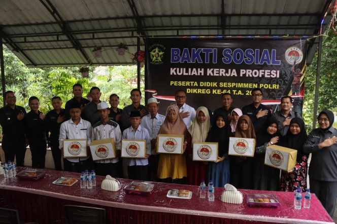 
					Peserta Kuliah Kerja Profesi Sespimmen Polri saat melaksanakan kegiatan bakti sosial di Pesantren Al-Kautsar, Kampung Sidomulyo, Jalan Sei Bedil, Kecamatan Tanjungpinang Timur, Kota Tanjungpinang, Senin (8/7/2024).