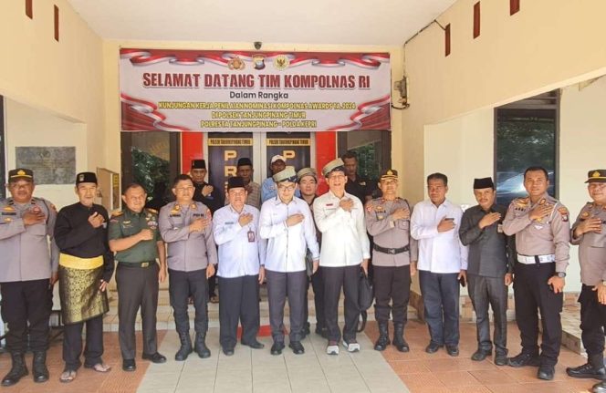 
					Anggota Tim Kompolnas RI saat melakukan  kunjungan kerja dalam rangka penilaian nominasi Kompolnas Awards Tahun 2024, di Polsek Tanjungpinang Timur, Kota Tanjungpinang, Rabu (10/7/2024).