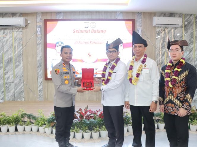 
					Polres Karimun Polda Kepri kedatangan Tim Visitasi Komisi Kepolisian Nasional (Kompolnas) RI bertempat di Gedung Catur Prasetya Lantai II Polres Karimun, Selasa (10/7/2024).