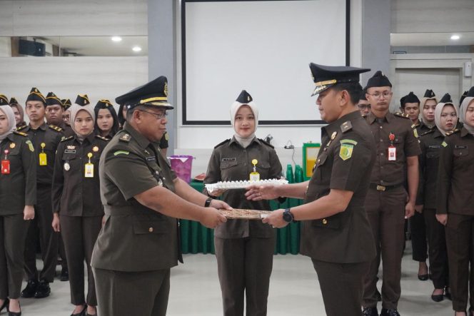 
					Sertijab Kasi Pidsus Kejari Tanjungpinang Roy Huffington Harahap SH MH menggantikan pejabat lama, Imam Ashar SH MKn di Aula Kantor Kejari Tanjungpinang, Kamis (11/7/2024). 