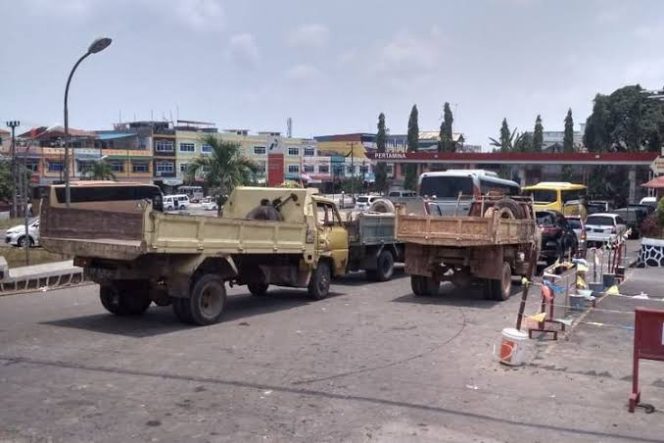 
					Kendaraan antre saat akan mengisi bahan bakar solar di salah satu SPBU di Tanjungpinang.