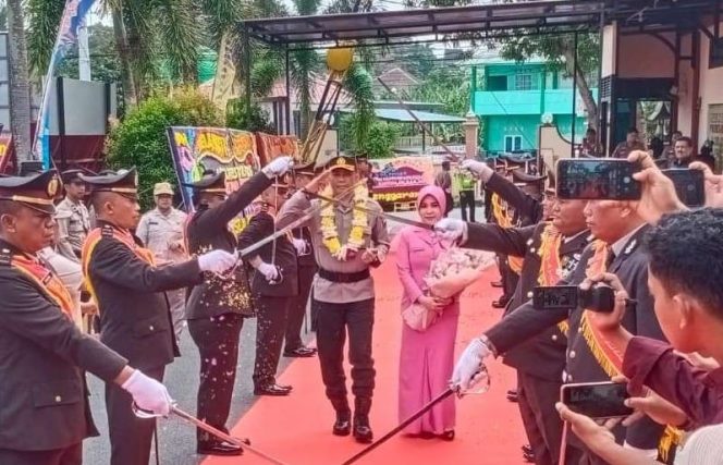 
					Upacara Farewell dan Tradisi Pedang Pora iringi penyambutan Kapolresta Tanjungpinang yang baru, Kombes Pol Budi Santosa saat memasuki pintu gerbang halaman Mapolresta Tanjungpinang, Jum'at (12/7/2024)