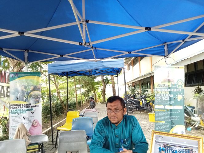 
					Afrian, Wakil Kesiswaan sekaligus Ketua PPDB di SMA Muhammadiyah Batam. Foto: Atika/HarianHaluanKepri