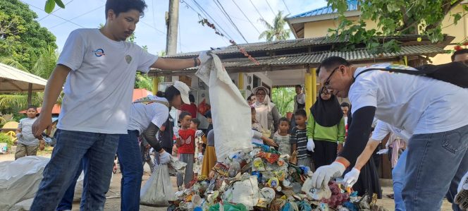 
					PT Capella Dinamik Nusantara selaku main dealer sepeda motor Honda wilayah Kepulauan Riau menggelar aksi bersih di pantai Teluk Mata Ikan Nongsa, Kota Batam, Sabtu (13/7/2024).