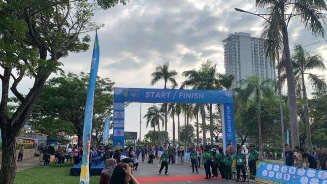 
					Kegiatan Batam 10K yang digelar oleh Pemko diikuti ribuan peserta, Minggu (14/7/2024). Foto: Lian/HarianHaluanKepri