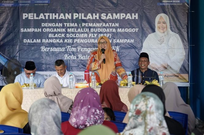 
					Wakil Gubernur Kepri, sekaligus Ketua TP- PKK Kota Batam, Marlin Agustina membuka Pelatihan Pilah Sampah di Aula Kelurahan Setokok, Jumat (12/7/2024).