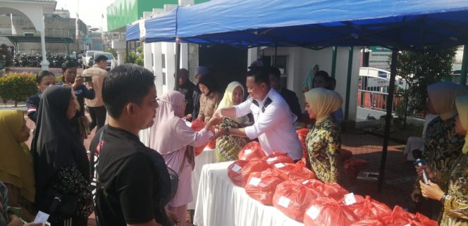 
					Sembako murah yang digelar oleh Kantor Kejaksaan Negeri Karimun di halaman Kantor Kajaksaan Negeri Karimun pada Minggu (14/7/2024).