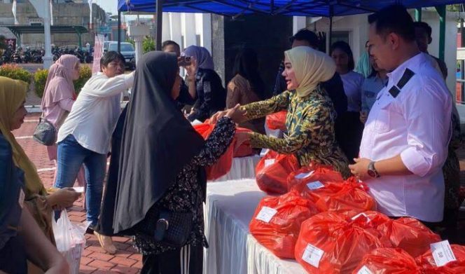 
					Operasi pasar murah yang digelar oleh Kejari Karimun dilaksanakan dalam rangka menyambut Hari Bhakti Adhyaksa ke-64 dan HUT ke-24 Ikatan Adhyaksa, Minggu (14/7/2024).