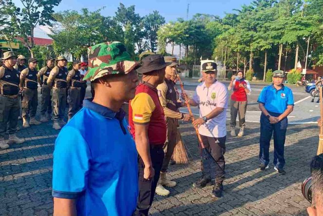 
					Pj Walikota Tanjungpinang Andri Rizal Siregar menyerahkan peralatan kebersihan dalam saat
apel bersama Karya Bakti dalam rangka Hari Bakti TNI AU ke-77 di lapangan Pamedan Ahmad Yani, Senin (15/7/2024).