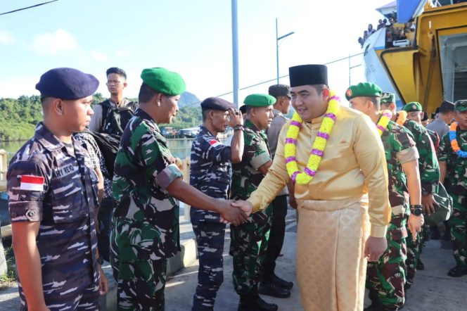 
					Bupati Kabupaten Bintan, Roby Kurniawan ketika tiba di Tambelan, Senin (15/7/2024).