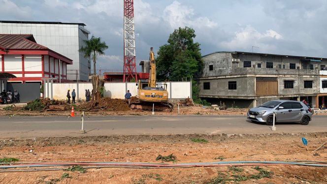 
					Proyek perbaikan dan pelebaran Jalan Jend. A Yani, yang membentang dari simpang Panasonic hingga simpang Franky di Baloi Permai, Batam Kota, telah dimulai beberapa minggu yang lalu dan terus berlangsung hingga saat ini. Foto: Lian/HarianHaluanKepri