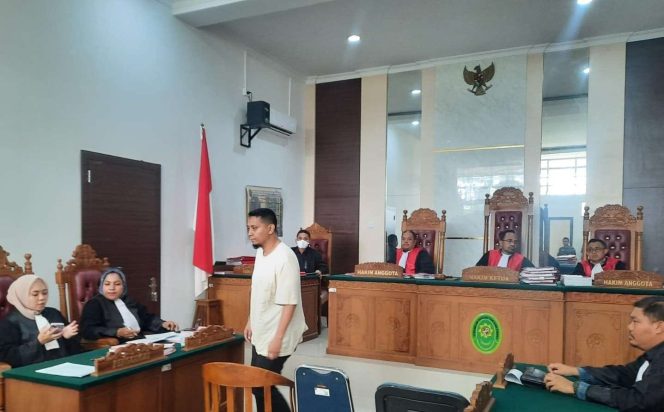 
					Terdakwa Muhammad Imam Tabarani mantan CSO Bank Mandiri Cabang Tanjungpinang, usai menjalani sidang vonis dan meninggalkan ruangan persidangan PN Tanjungpinang, Selasa (16/7/2024).