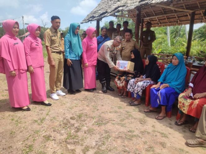 
					Kapolsek Daik Lingga, Polres Lingga, Polda Kepri melaksanakan kegiatan Silaturahmi bersama Camat dan APDESI Kecamatan Lingga Timur disejalankan dengan Pemberian Bansos dari Bapak Kapolda Kepri “#Kepri Adalah Kita.